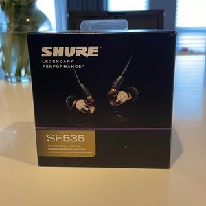 Shure Sound Isolating Earphones Legendary Performance - SE535 . In black